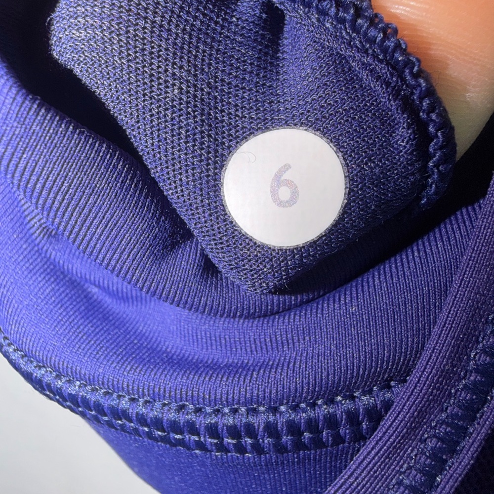 Lululemon Fast As Light 2-in-1 sleeveless top in emperor blue. Size 6 - Picture 6 of 7
